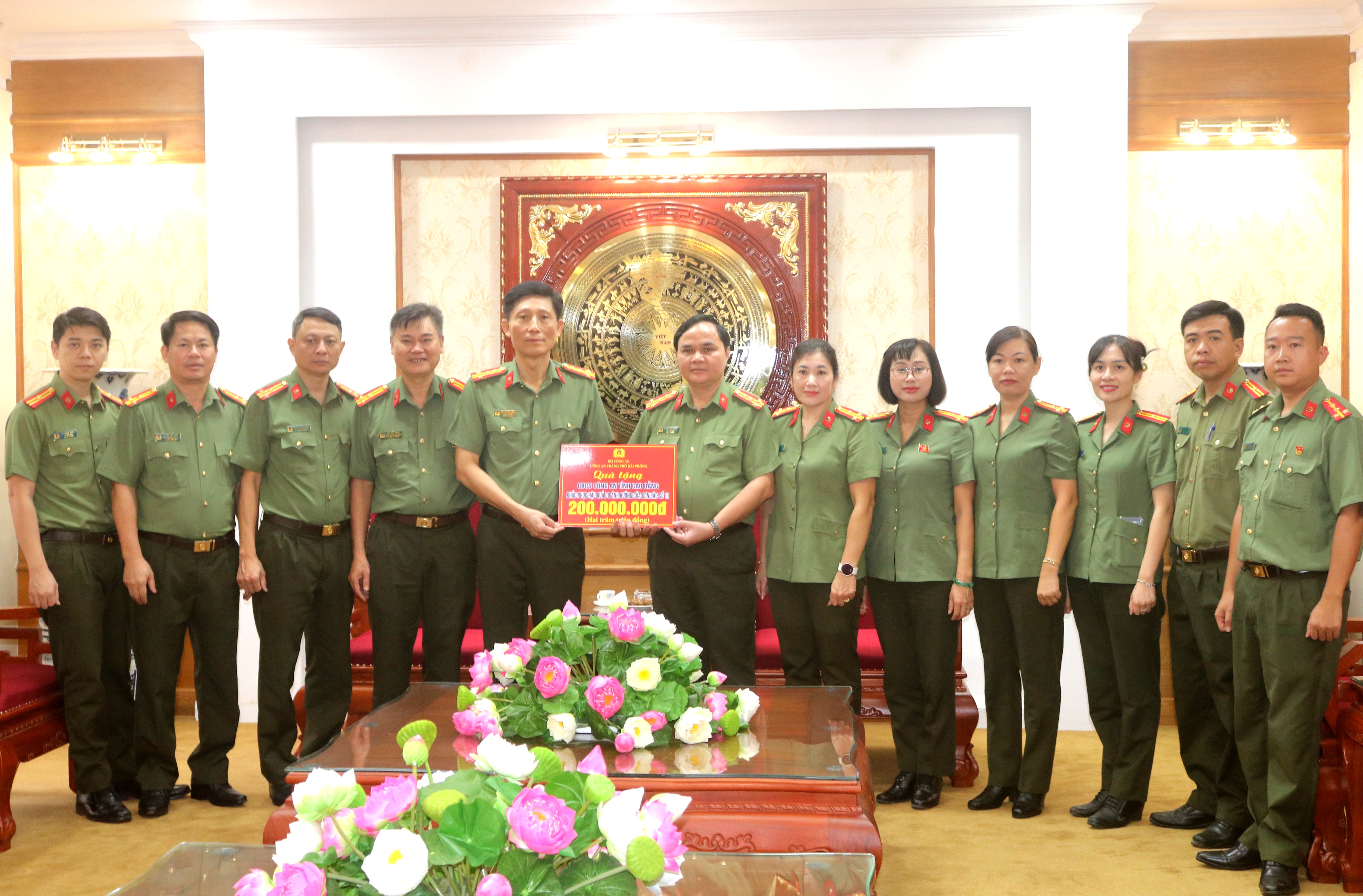 Trao tặng 800 triệu đồng hỗ trợ công an 4 tỉnh Bắc Ninh, Lạng Sơn, Cao Bằng và Thái Nguyên khắc phục hậu quả bão lũ